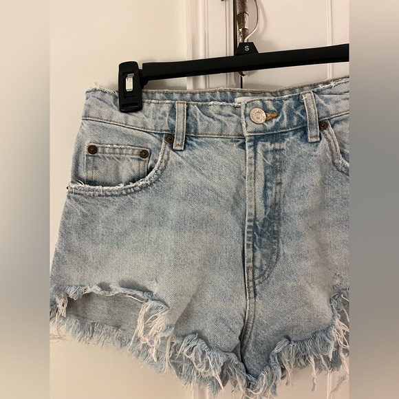 Zara light wash Jean shorts - Picture 2 of 5